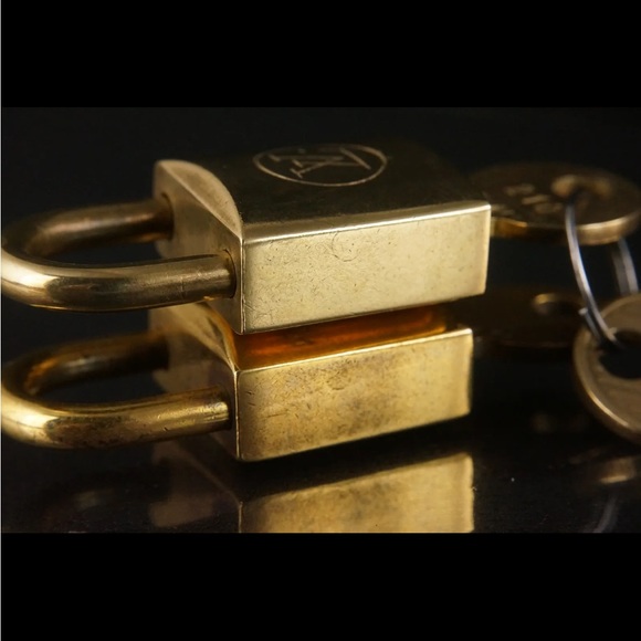 *FIRM* Authentic Louis Vuitton Vintage Lock and Key Set - Picture 13 of 13